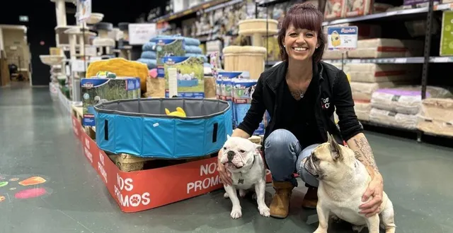 photo  audrey laignel avec, à gauche, stitch, son chien qui l’accompagne sur son lieu de travail l’animalerie tom & co de ruaudin (sarthe).  &copy;  ouest-france 
