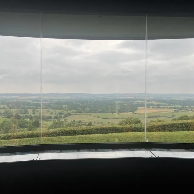 photo des baies vitrées offrent une vue sur le site de la bataille pour la poche de falaise-chambois.  ©  ouest-france