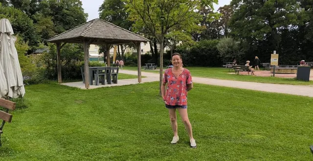 photo  ninou grimaldi est ravie de pouvoir accueillir à nouveau ses habitués au kiosque, dimanche 28 juillet 2024.  &copy;  ouest-france 