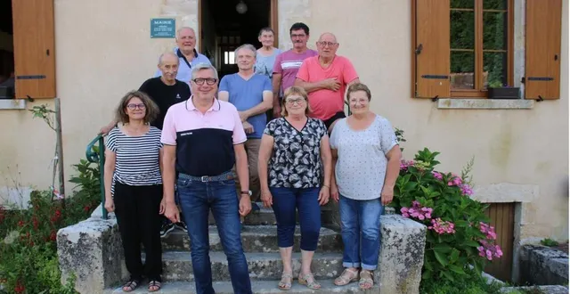 photo  marc moreuil, (au centre), accompagné des membres du conseil d’administration, du bureau et bénévoles.  &copy;  ouest-france 