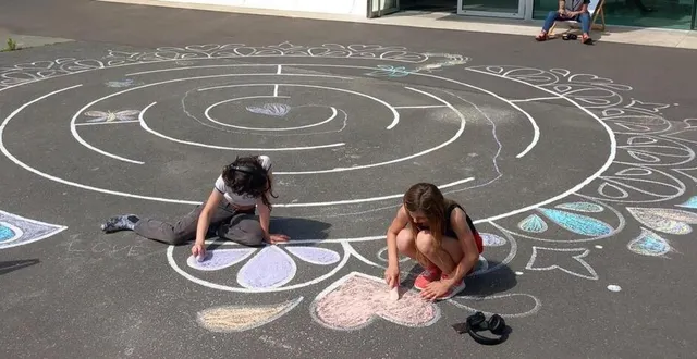 photo  mercredi 17 juillet, la médiathèque lalumé a réuni une vingtaine de personnes pour yeuse olympique, une sieste littéraire autour du sport et des jeux olympiques. le spectacle a été diffusé en direct sur la web radio yeuse radio. certains l’ont écouté en extérieur sur un transat, d’autres ont choisi de colorier les fresques qui résistent à la pluie et que les enfants peuvent venir compléter tout l’été.  &copy;  co 