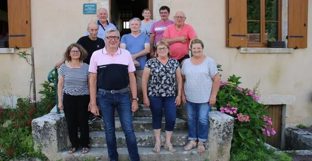 photo  le nouveau président installé, accompagné des membres du bureau et de bénévoles, dans les préparatifs.  &copy;  le maine libre 
