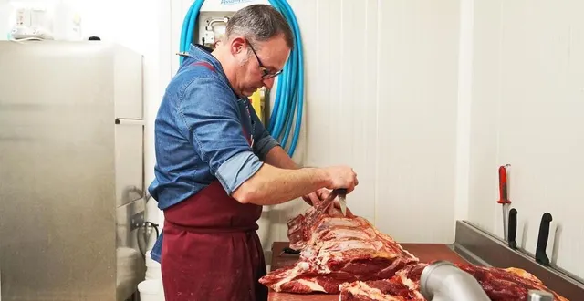 photo  c’est avec une grande dextérité que le boucher s’affaire pour la découpe de la viande dite à blanc, un gage de professionnalisme reconnu par ses pairs.  &copy;  ouest-france 