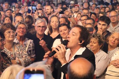 photo Lors du festival Grandes Marées, à Jullouville (Manche), Cali s’est offert plusieurs bains de foule lors de son concert, mardi 23 juillet 2024. OUEST-FRANCE 