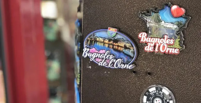 photo  les boutiques de bagnoles-de-l’orne-normandie (orne) vendent de nombreux magnets.  &copy;  ouest-france 