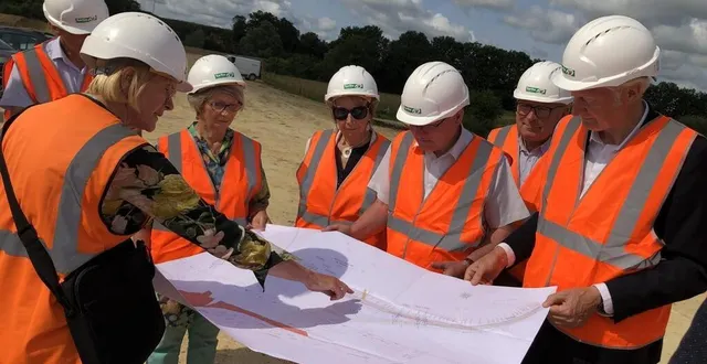 photo  visite de chantier, ce mercredi 24 juillet 2024. à gauche, françoise travers, en charge des aménagements à la direction départementale des routes. à droite, dominique le mèner, président du conseil départemental.  &copy;  ouest-france 