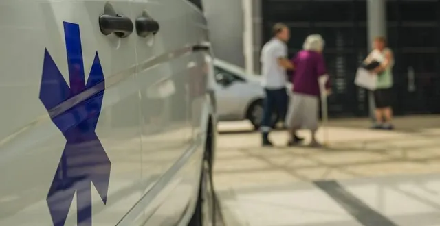 photo  une ambulance devant un hôpital (photo d’illustration).  &copy;  fotoschlick – stock.adobe.com 