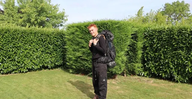 photo  uniquement muni de son sac à dos, diego teixeira va tenter de parcourir 371 km à pied de sablé-sur-sarthe jusqu’aux sables-d’olonne.  &copy;  ouest-france 