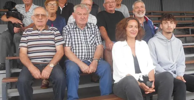 photo  une partie des bénévoles avec la présidente caroline sionneau, et le jeune simon, à ses côtés.  &copy;  ouest-france 