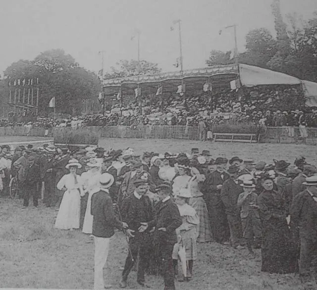 photo la tribune les pelouses de l’hippodrome était comble de monde.  ©  dr
