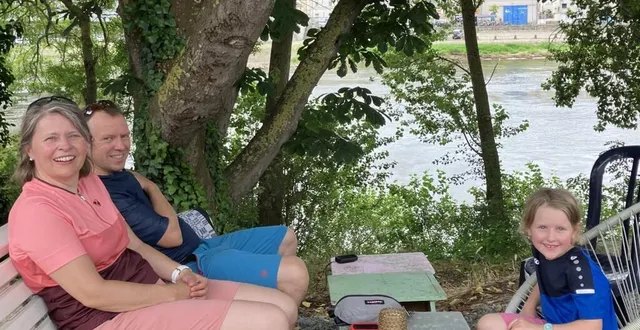 photo  une famille allemande découvre pour la première fois l’anjou. tanja, axel et amélie voyagent pendant 15 jours dans la région. tous les moyens de transport sont bons pour la découvrir. ils sont partis d’angers pour rejoindre saint-gilles-croix-de-vie à pied, à vélo et en voiture. la famille est sous le charme des châteaux, des églises et du patrimoine local. à vélo au bord de la loire, ils s’arrêtent souvent pour regarder la nature. le soir c’est le moment qu’ils choisissent pour découvrir la gastronomie angevine (pâté aux prunes, crémant d’anjou, les rillauds, le sandre de loire, le coteau du layon…) « on se régale, résument-ils. et les angevins sont bien accueillants, c’est une belle région, on reviendra. les vacances vont se terminer sur la côte atlantique où les plages sont splendides. »  &copy;  co 
