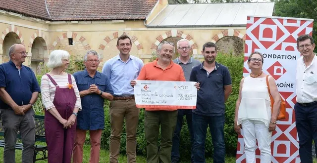 photo  remise d’un premier chèque de 8500 € par françoise maillard, déléguée départementale de la fondation du patrimoine.  &copy;  le maine libre 