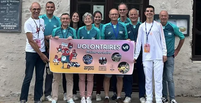 photo  onze bénévoles du maine-et-loire pour les jo de paris 2024 se sont réunis dans un restaurant à saint-georges-sur-loire, sous l’impulsion de martial dupont (4e en partant de la droite).  &copy;  martial dupont 