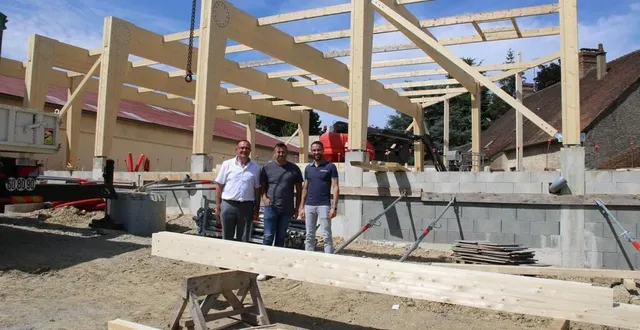 photo  présentation du chantier en cours, de gauche à droite : claude langevin, antony talvard et matthieu dubois co-responsable de la menuiserie lelièvre.  &copy;  ouest-france 