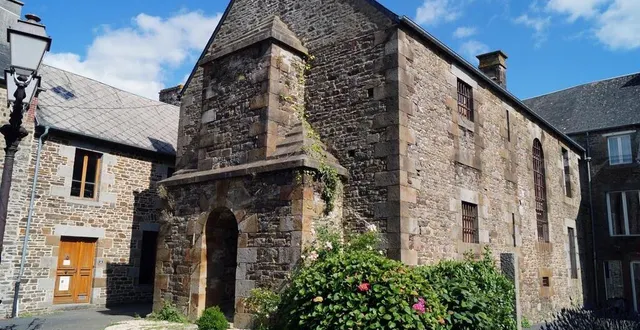 photo  l’édifice avec ses fenêtres barreaudées côté jardin de la résidence des fleurs. dans le pignon, ce sont les latrines.  &copy;  ouest-france 