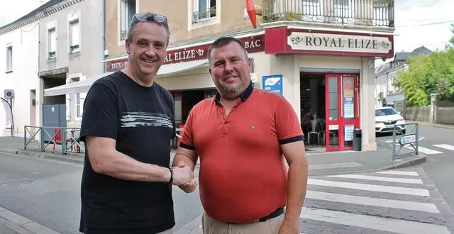 photo  fabien droyaux a vendu le fonds de commerce du bar royal élizé à jonathan froissard, rue pasteur, à sablé-sur-sarthe.  &copy;  ouest-france 