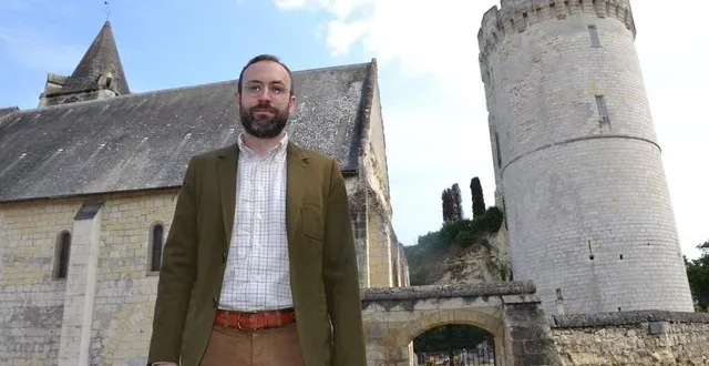 photo  trèves-cunault, jeudi 27 juin. l’architecte du patrimoine guillaume ros, devant la tour de trèves, monument emblématique en tuffeau en val de loire.  &copy;  co – carl guillet 