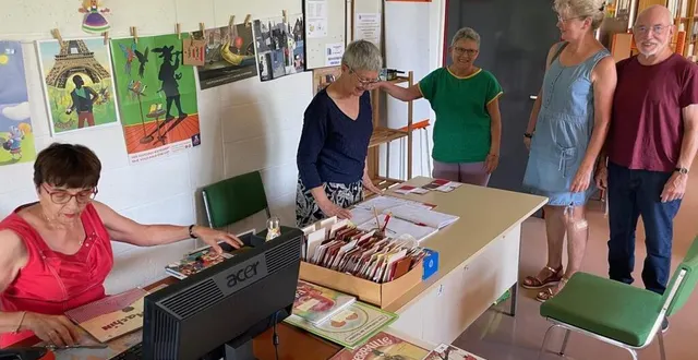 photo  le mercredi avant la fermeture estivale, il y a toujours du monde à venir chercher des livres.  &copy;  ouest-france. 