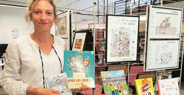 photo  camille, salariée de la médiathèque, présente l’exposition consacrée aux sports olympiques.  &copy;  le maine libre 