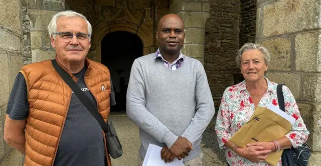 photo  le président des amis de la chapelle saint david, eric queffelec, avec le père gustave et françoise letenneur, secrétaire de l’association.  &copy;  ouest-france 