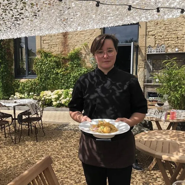 photo aurélia levêque, travailleuse à l’esat de falaise, s’affaire à la terrasse du comptoir de l’école.  ©  ouest-france