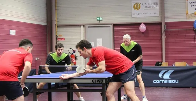 photo  patrick et damien provost (en vert), en route vers la n3.  &copy;  le maine libre 