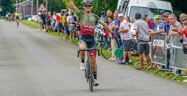 photo  antoine devanne, vainqueur du grand prix de saint-michel-de-chavaignes lors de la 74e édition.  &copy;  arnaud deslpelchain 