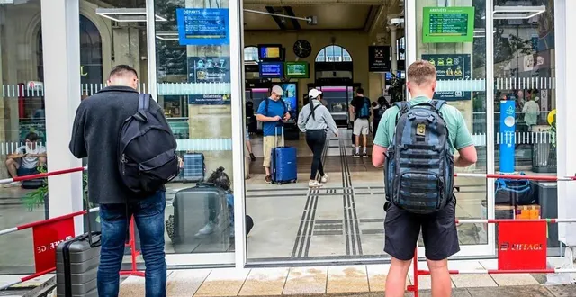 photo  les retards sont en moyenne de deux heures à la gare du mans, gâchant le départ en vacances de beaucoup de personnes.  &copy;  photo le maine libre - yvon loué 