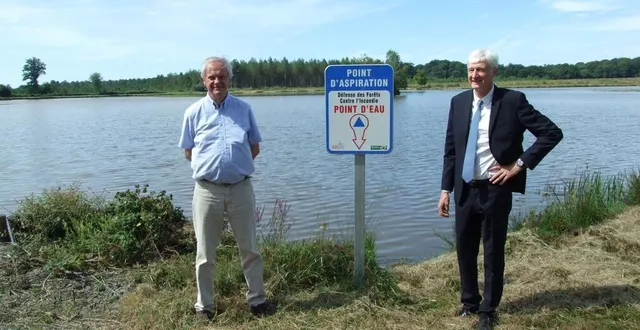 photo  frédéric de montalembert, le propriétaire et le président dominique le mener devant le point d’eau.  &copy;  ouest-france 