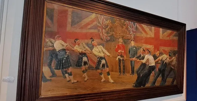 photo  « les tireurs de corde » de maurice orange, a été renommé « épreuves de force oh hisse ! » pour l’exposition « va y avoir du sport ».  &copy;  ouest-france 