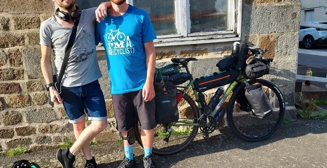 photo  antony vankrinkelen a accueilli simon verhaegen à carrouges, sous le soleil, après un parcours pluvieux de 500 km.  &copy;  ouest-france 