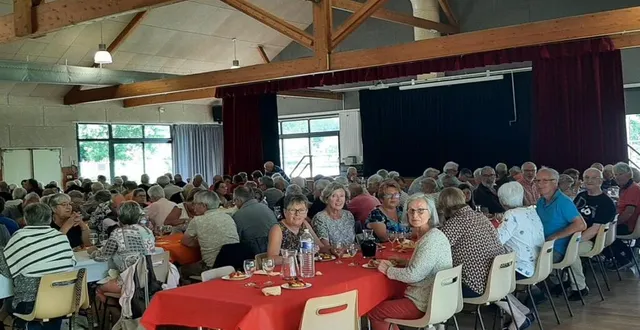 photo  toujours plus de participants au pique-nique organisé par l’association génération mouvement.  &copy;  maryse borée 