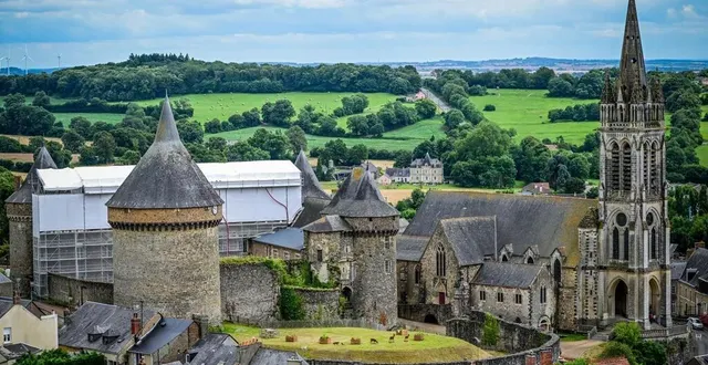 photo  la barbacane recouverte de verdure est visible à l’avant du château, devant la forteresse.  &copy;  photo le maine libre - yvon loué 