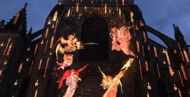 photo  les anges musiciens de skertzò volent sur la façade de la cathédrale pour la nuit des chimères 2024.  &copy;  ouest-france 