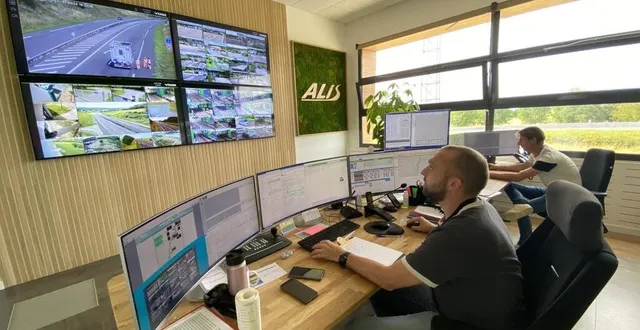 photo  david demaudouit et sébastien gouville, opérateurs du poste central d’exploitation, surveillent via leurs logiciels et caméras de surveillance l’autoroute a28.  &copy;  ouest-france 