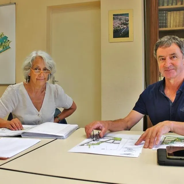 photo emma véron, adjointe en charge de l’urbanisme, michel gendry, le maire, travaillent depuis plusieurs années sur le dossier du lotissement de la charité.  ©  ouest-france