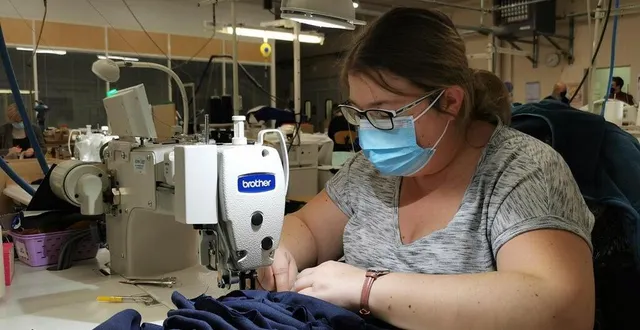 photo  une couturière de kiplay, une entreprise basée à saint-pierre-d’entremont, dans l’orne, travaille à la confection de masques. ?  &copy;  archives ouest-france 