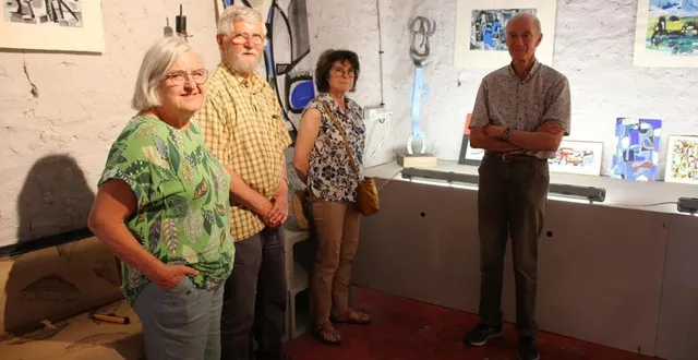 photo  devant les œuvres de gaston floquet, nathalie et patrice, (à droite), accompagnés de marie michelle et daniel ledemé, (à gauche).  &copy;  ouest-france 