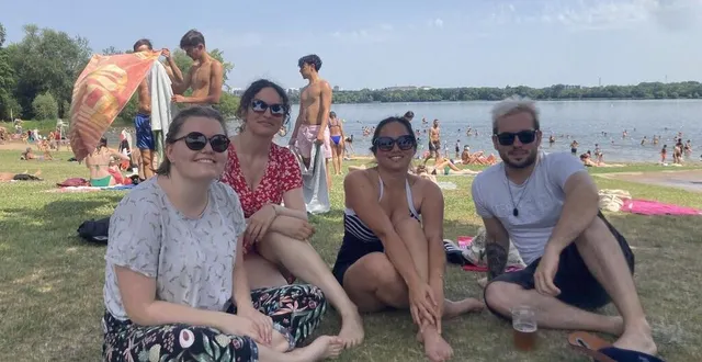 photo  le groupe de professeurs angevins profite de cette journée estivale pour se rendre au lac de maine pour la première fois de l’année.  &copy;  ouest-france 