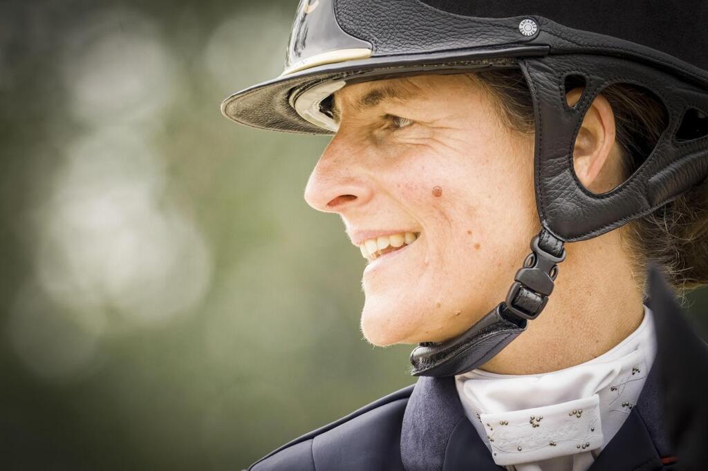 JO 2024 Dressage Pauline Basquin, une écuyère en piste avec un