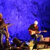 photo l’équipe de la mine bleue a créé une petite scène pour le guitariste de freigné jean-louis livenais et son compère comédien de chazé-sur-argos franck trillot.
