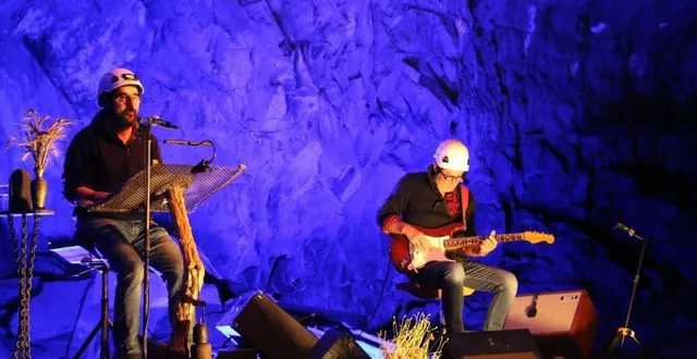 photo  l’équipe de la mine bleue a créé une petite scène pour le guitariste de freigné jean-louis livenais et son compère comédien de chazé-sur-argos franck trillot.  &copy;  co – joël audouin 
