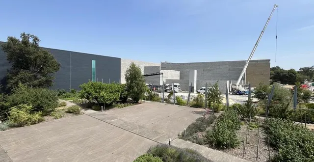 photo  le troisième bâtiment actuellement en construction est accolé au deuxième bâtiment de l’entreprise à saint-léger-des-bois.  &copy;  ouest-france 