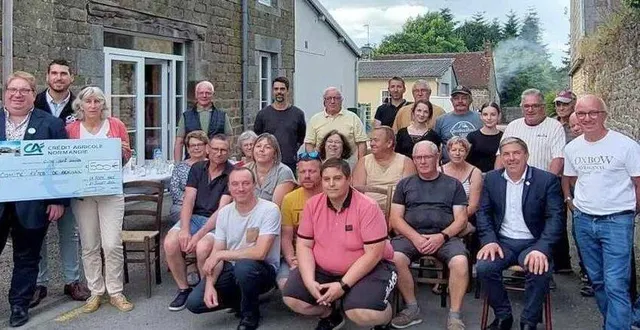 photo  lors de la remise de chèque du fonds initiative du crédit agricole. à partir de la gauche : jean-yves moulin, directeur de la caisse centrale des andaines ; frédéric gauché, directeur de la caisse locale de la ferté-macé ; catherine rebel, administratrice ; nicolas andron, président du comité des fêtes et de nombreux adhérents.  &copy;  ouest-france 