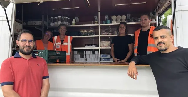 photo  elie hanna et myloud kherbache, du centre communal d’action sociale (ccas) d’alençon, au premier plan, avec trois bénévoles de la banque alimentaire de l’orne et angélica meziere, directrice de l’association.  &copy;  ouest-france 