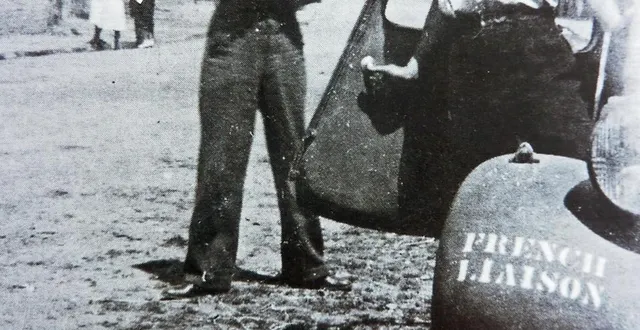 photo  libération de montsecret. roger aubry, réfractaire au sto et membre du réseau navarre en mayenne, rentre chez sa mère à montsecret, dans une voiture de liaison administrative française. c’est une photo rare montrant que certains réfractaires au sto de la région de tinchebray sont bien rentrés dans la résistance à partir de fin 1943.  &copy;  (collection solange dumarais, née aubry) 