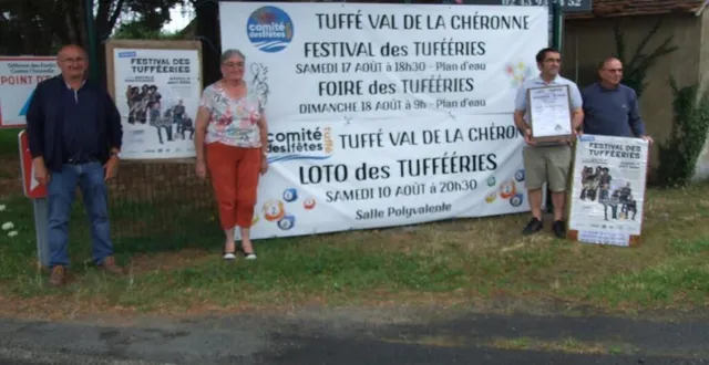 photo  le président, patrice lemay, et le maire, regis bourneuf, avec des adhérents du comité des fêtes.  &copy;  ouest-france 