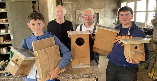 photo  charly et hugo accompagnés de louis et jean-claude pour la fabrication des nichoirs.  &copy;  le maine libre 