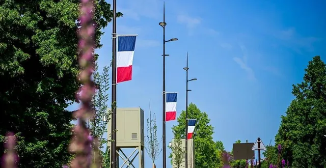 photo  les drapeaux français sont bien alignés quai louis-blanc, où passera un convoi de véhicules militaires le jeudi 8 août.  &copy;  photo le maine libre - yvon loué 