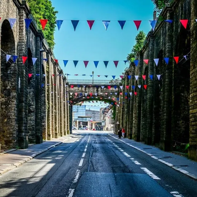 photo le tunnel est aux couleurs du drapeau français.  ©  photo le maine libre - yvon loué